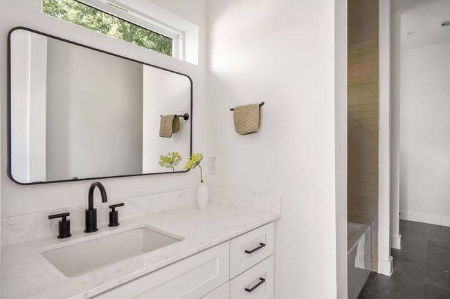 2 - 2611 Davis Ln, Condo with 2 bedrooms, 2 bathrooms and 2 parking in Austin TX | Image 17