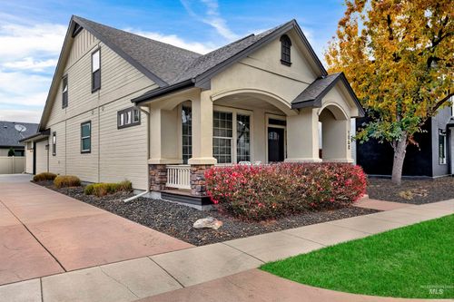 1068 E Shadow Creek Ln, Eagle, ID, 83616-5765 | Card Image