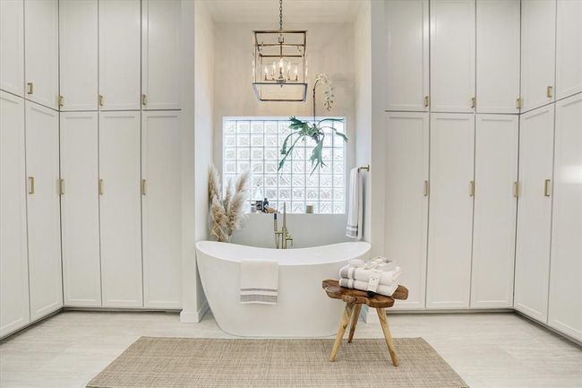 5411 Pine St, House other with 5 bedrooms, 5 bathrooms and 3 parking in Bellaire TX | Image 34