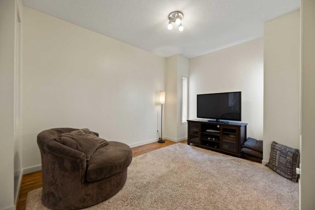 1260 Everridge Drive Sw, Home with 5 bedrooms, 3 bathrooms and 5 parking in Calgary AB | Image 8
