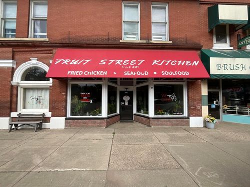 105 N Paw Paw St, Lawrence, MI, 49064-9317 | Card Image