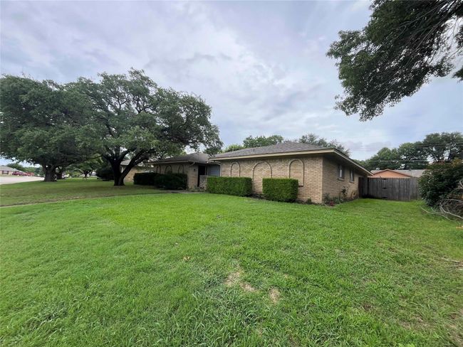2300 front and side yard | Image 4