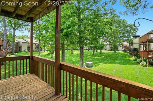 4977 Oak Hill Dr, Waterford, MI, 48329-1754 | Card Image