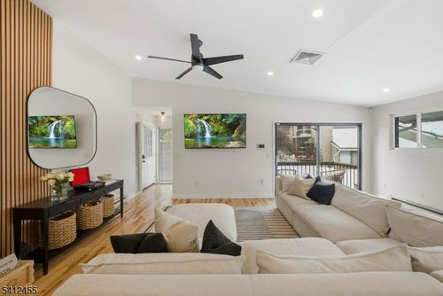 160 Overlook Dr, Clinton, NJ, 08809-1109 | Card Image