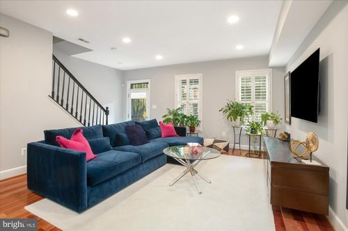 323 T St Nw, WASHINGTON, DC, 20001-1842 | Card Image