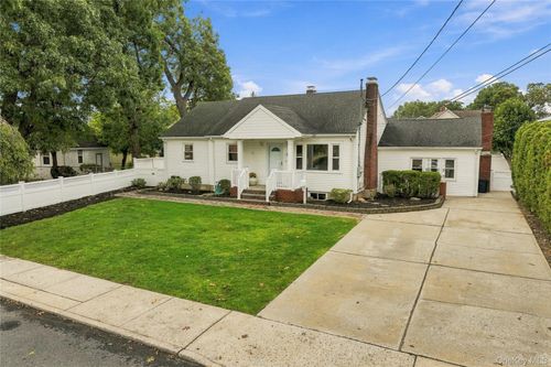 74 Homecrest Ct, Oceanside, NY, 11572-2210 | Card Image