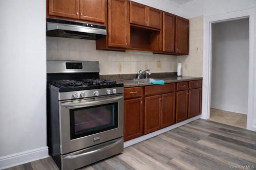 10716 112th St, South Richmond Hill, NY, 11419-2518 | Card Image