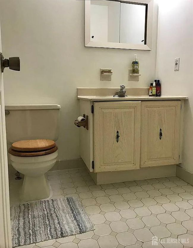 604 Woodbridge Commons Way, Townhouse with 2 bedrooms, 2 bathrooms and null parking in Iselin NJ | Image 7