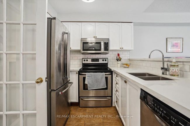 2403 Emerson Dr, House attached with 3 bedrooms, 4 bathrooms and 1 parking in Burlington ON | Image 12
