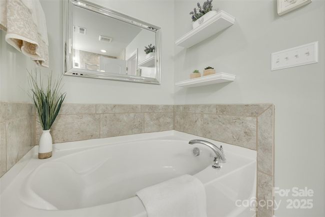 6842 Berewick Commons Pkwy, Townhouse with 3 bedrooms, 3 bathrooms and null parking in Charlotte NC | Image 15