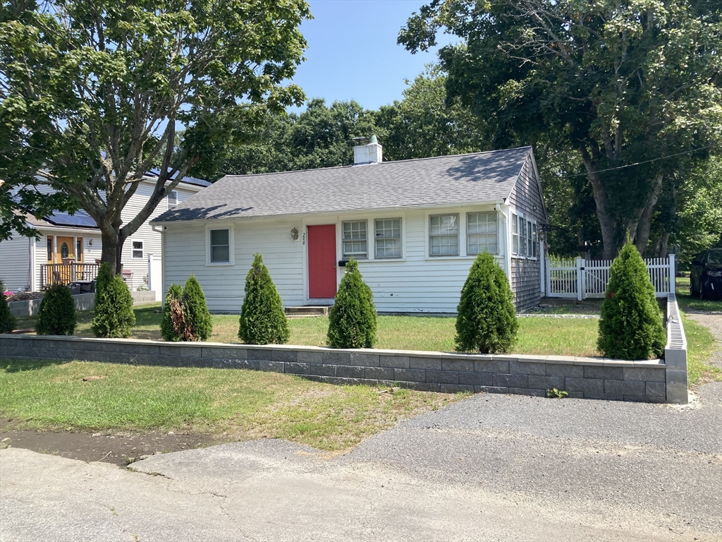 Hinckley Rd, Hyannis, MA 02601