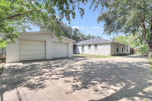 2111 E Lott Ave, Kingsville, TX, 78363-6035 | Card Image