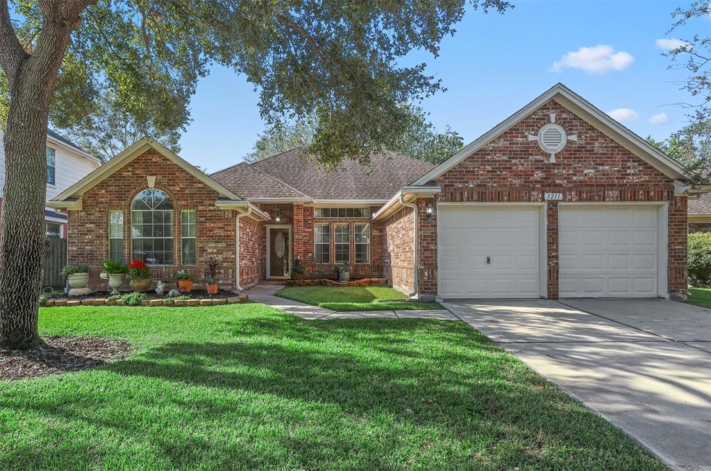 Signal Hill Dr, Friendswood, TX 77546