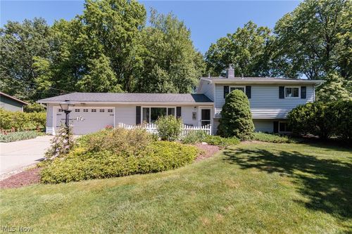 1421 Driftwood Ln, Macedonia, OH, 44056-1423 | Card Image