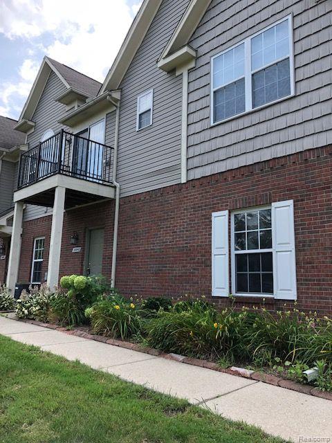 Hidden Oaks Dr, Trenton, MI 48183