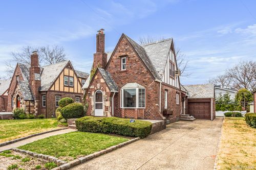 112 New Hyde Park Rd, Garden City, NY, 11530-3933 | Card Image