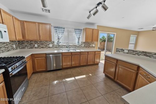 8424 N Placita De Los Laureles, Tucson, AZ, 85742-8226 | Card Image