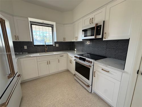 a-525 Sw Beacom Blvd, Miami, FL, 33135 | Card Image