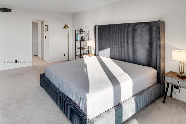 APT-617 - 100 Bayview Dr, Condo with 2 bedrooms, 2 bathrooms and null parking in Sunny Isles Beach FL | Image 12