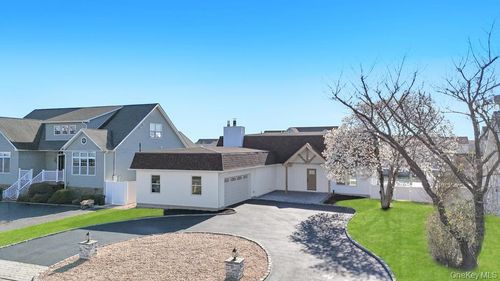 66 Lighthouse Rd, Babylon, NY, 11702-4306 | Card Image