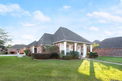 10350 Crooked Creek Ln, House other with 3 bedrooms, 2 bathrooms and null parking in Denham Springs LA | Image 2