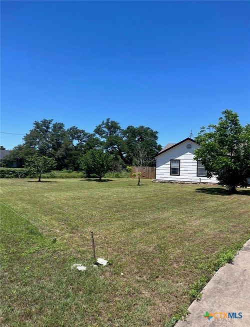 90 Huge Oak St, Bertram, TX, 78605-4530 | Card Image