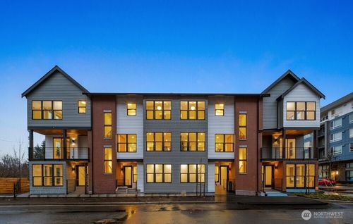 697 Nw Locust St, Issaquah, WA, 98027-2481 | Card Image