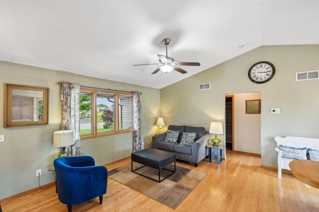 13-web-or-mls-Prairie Grass Dr-1006-011.jpg | Image 13