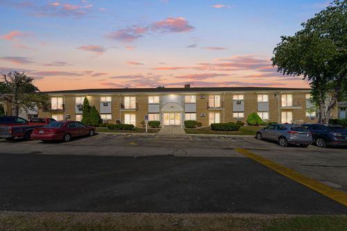 apt-2-550 Chase Dr, Clarendon Hills, IL, 60514-1734 | Card Image