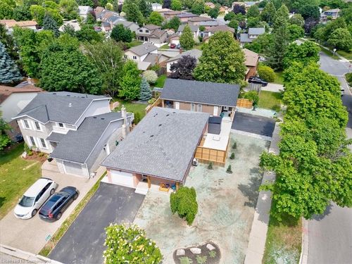 2 Pipers Green Crt, Kitchener, ON, N2E3C6 | Card Image
