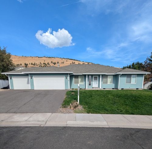 893 Rosemont Ct, Klamath Falls, OR, 97603-7154 | Card Image