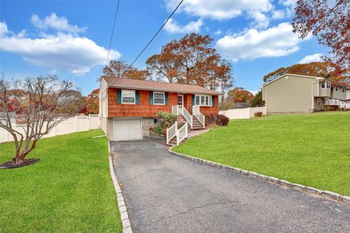 70 Blue Point Ave, Blue Point, NY, 11715-2035 | Card Image