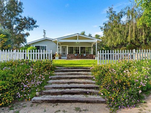 946 Osborne St, Vista, CA, 92084-1809 | Card Image