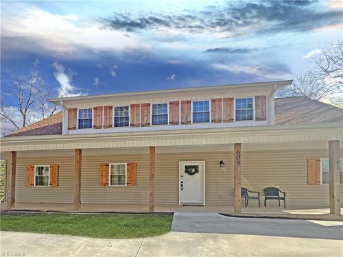609 G St, North Wilkesboro, NC, 28659-3729 | Card Image