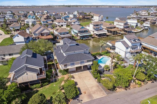 1330 Coral Way, House other with 4 bedrooms, 5 bathrooms and 3 parking in Tiki Island TX | Image 4