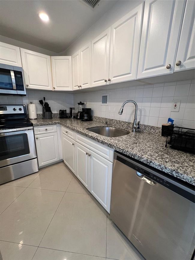 05 - 1200 West Ave, Condo with 1 bedrooms, 1 bathrooms and null parking in Miami Beach FL | Image 8