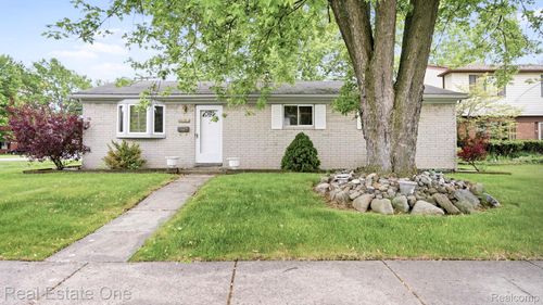9384 Elaine Ct, Taylor, MI, 48180-3621 | Card Image