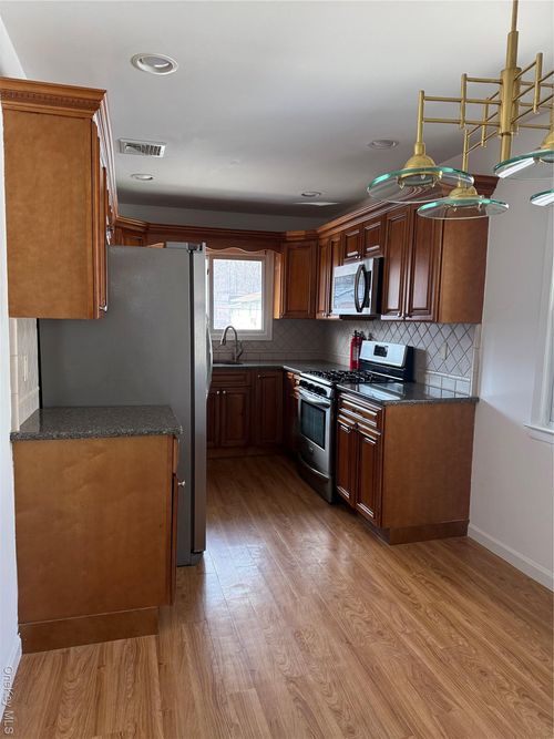 3-17 Valerie Dr, Yonkers, NY, 10703-1127 | Card Image