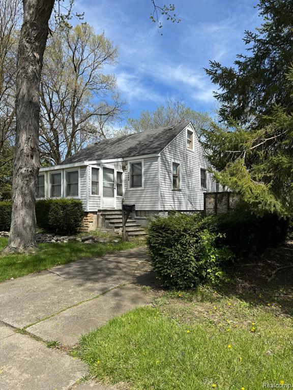 Glenis St, Dearborn Heights, MI 48125