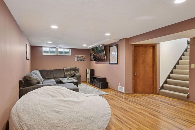 Lower level living space | Image 18