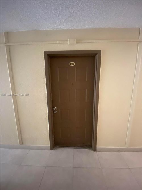 apt-202-6930 Nw 186th St, Hialeah, FL, 33015-3228 | Card Image