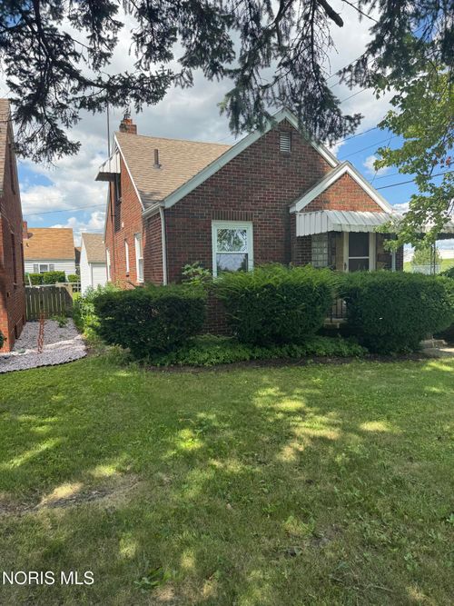 1602 Glenross Blvd, Oregon, OH, 43616-3812 | Card Image