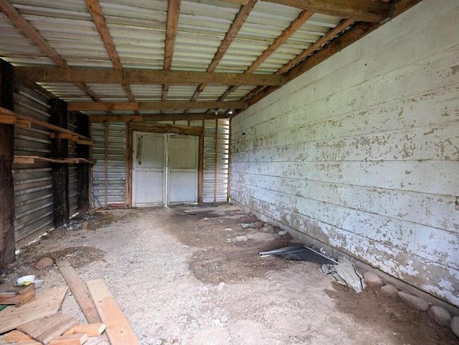 Shed on side of garage | Image 26