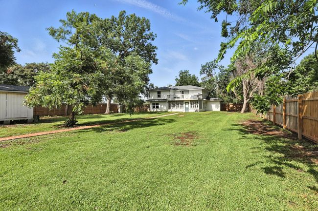 542 Circle Way St, House other with 4 bedrooms, 2 bathrooms and 1 parking in Lake Jackson TX | Image 17