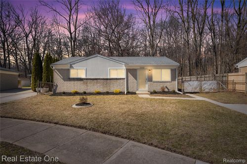 16226 Karin St, Taylor, MI, 48180-4855 | Card Image