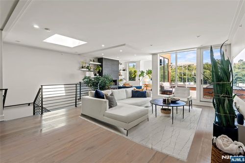367 Park Ave, Weehawken, NJ, 07086-6708 | Card Image