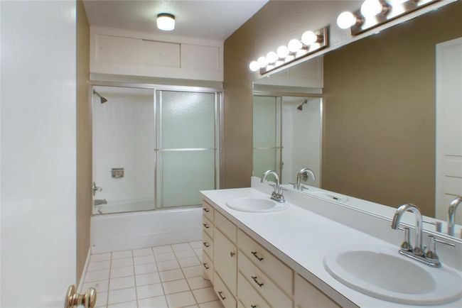 Hall Bathroom | Image 15
