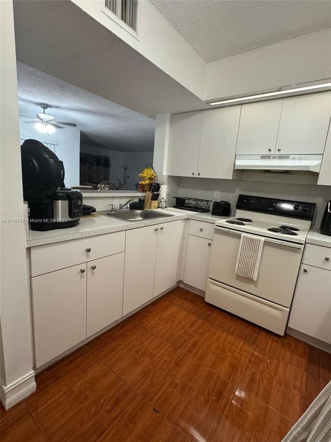 APT-101 - 18890 Nw 57 Th Ave, Condo with 2 bedrooms, 2 bathrooms and null parking in Hialeah FL | Image 5