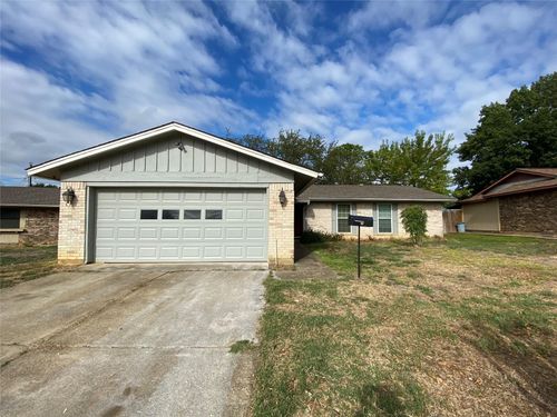 701 Victoria Dr, Euless, TX, 76039-7539 | Card Image