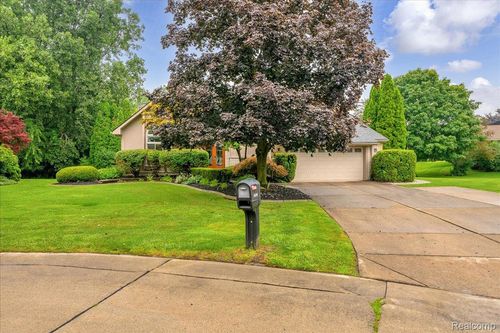 30304 Blossom Ct, Farmington Hills, MI, 48331-1767 | Card Image